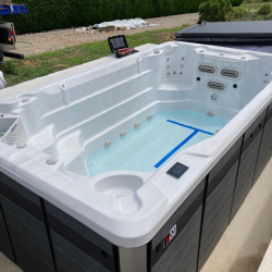 Pose d’un spa de Nage Waterloo 410