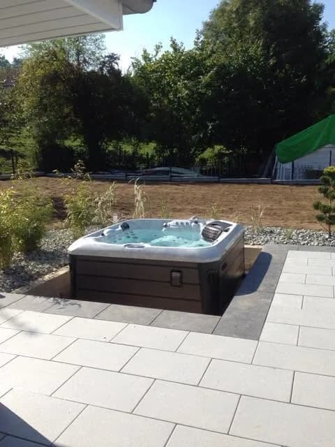 Installation d'un autre spa Artemis Full option, dans un aménagement de dalles et de galets