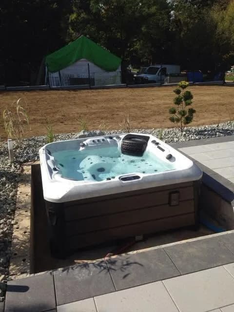 Installation d'un autre spa Artemis Full option, autre vue du chantier