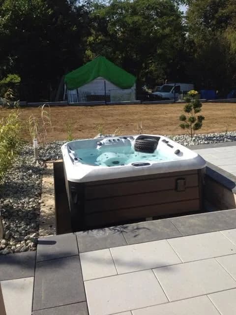 Installation d'un autre spa Artemis Full option, autre vue du chantier
