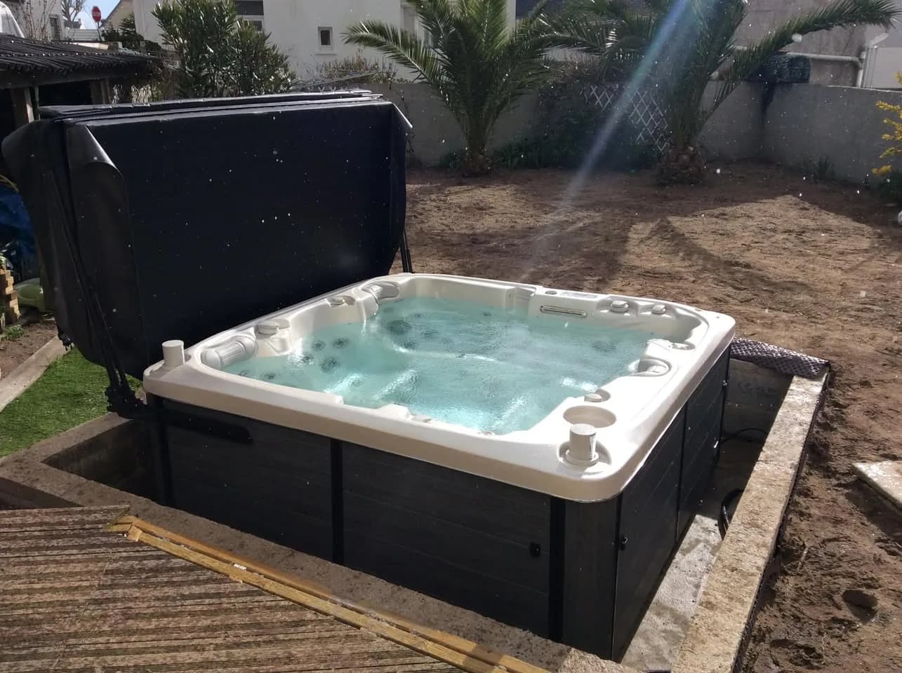 Installation d'un autre spa Bjørgan Full option dans le Finistère, dans un jardin, lève-couverture