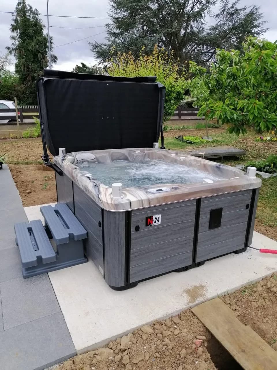 Installation d'un autre spa Bjørgan Full option dans le Haut-Rhin, sur une dalle, avec marchepied