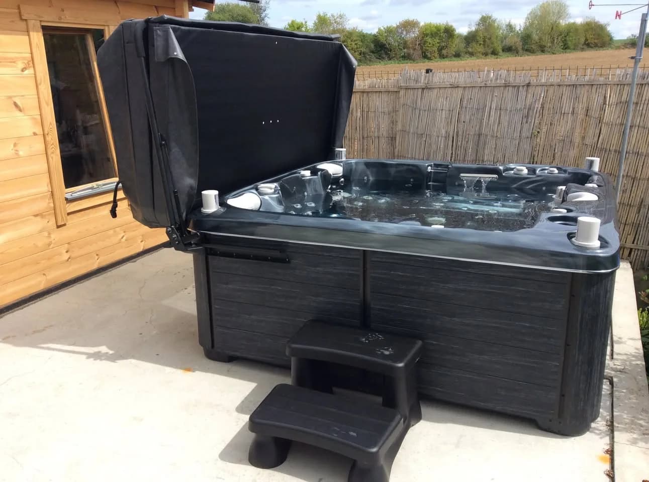 Installation d'un autre spa Bjørgan Full option, autre vue du chantier