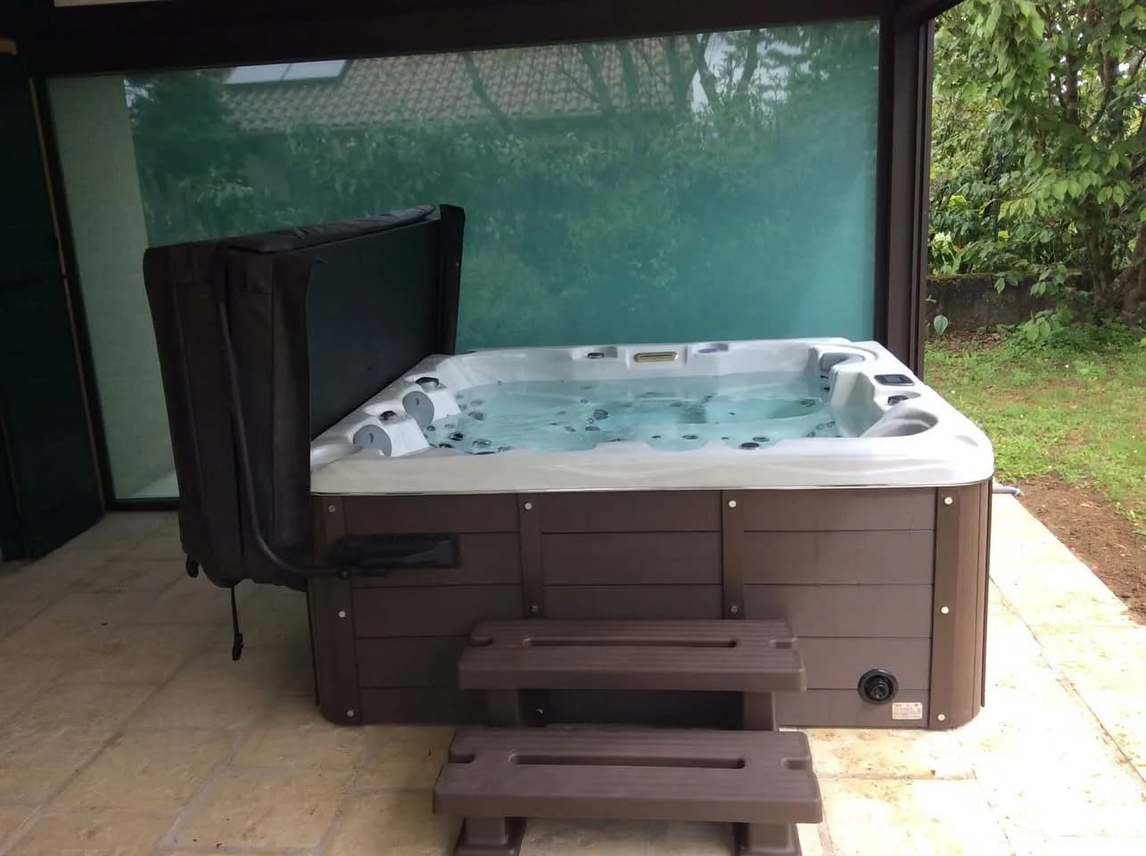Installation d'un autre spa Burlington, sous une pergola bioclimatique, marchepied