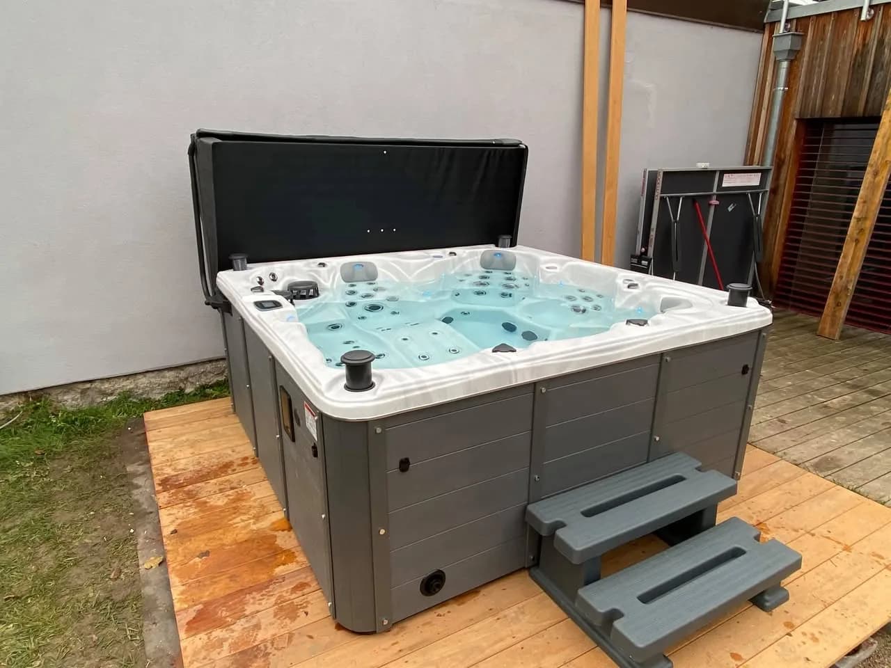 Installation d'un autre spa Cambridge Duel Full option dans le Bas-Rhin, sur une terrasse en ipé, avec marchepied