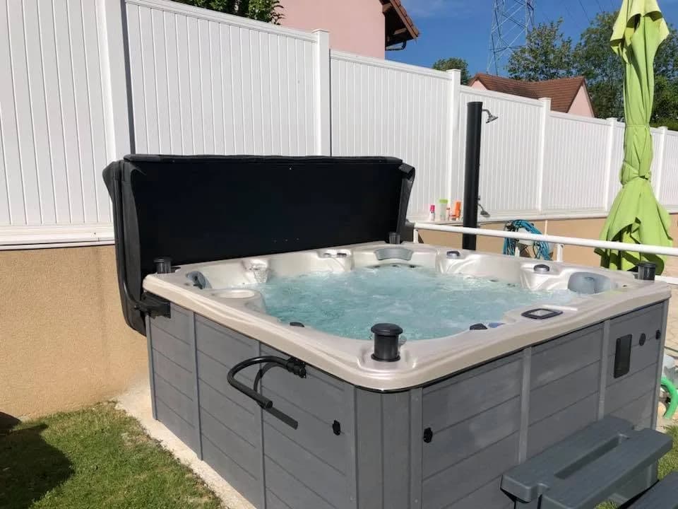 Installation d'un autre spa Cambridge Duel Full option dans le Haut-Rhin, autre vue du chantier