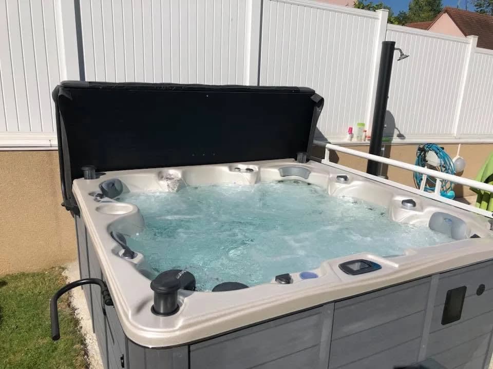 Installation d'un autre spa Cambridge Duel Full option dans le Haut-Rhin, autre vue du chantier