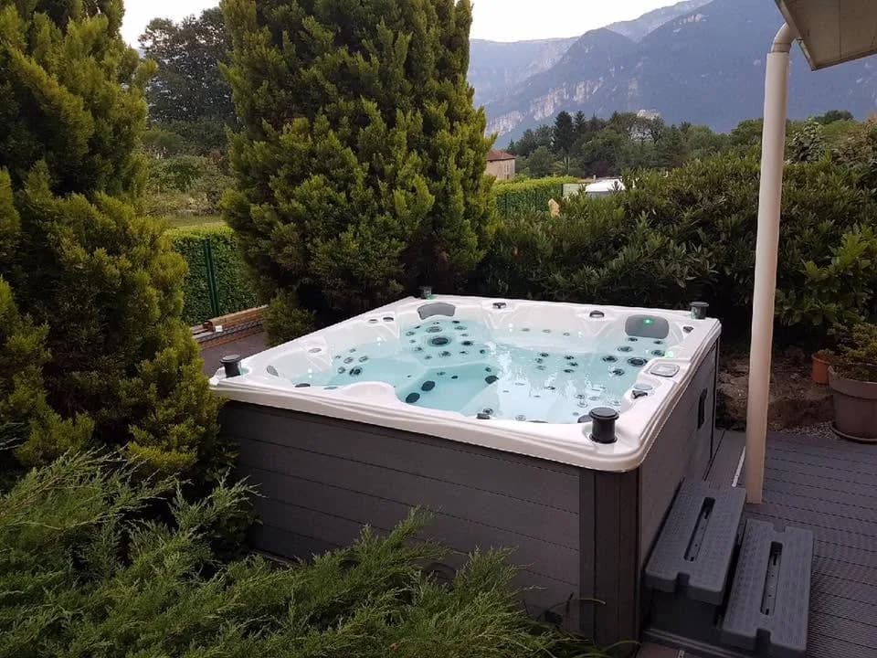 Installation d'un autre spa Cambridge Duel Full option en Isère, sur une terrasse, vue sur les montagnes