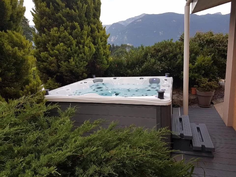 Installation d'un autre spa Cambridge Duel Full option en Isère, autre vue du chantier