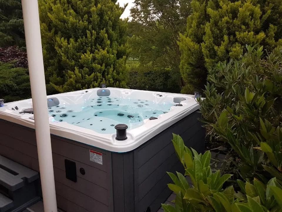 Installation d'un autre spa Cambridge Duel Full option en Isère, autre vue du chantier