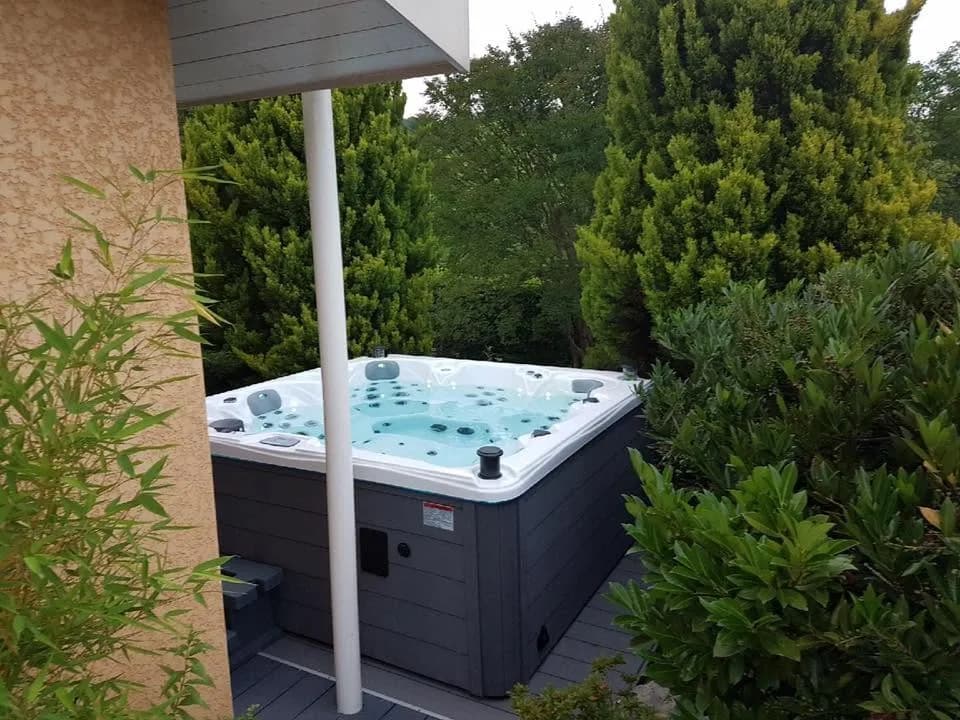 Installation d'un autre spa Cambridge Duel Full option en Isère, autre vue du chantier