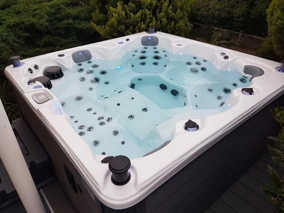 Installation d'un autre spa Cambridge Duel Full option en Isère, autre vue du chantier