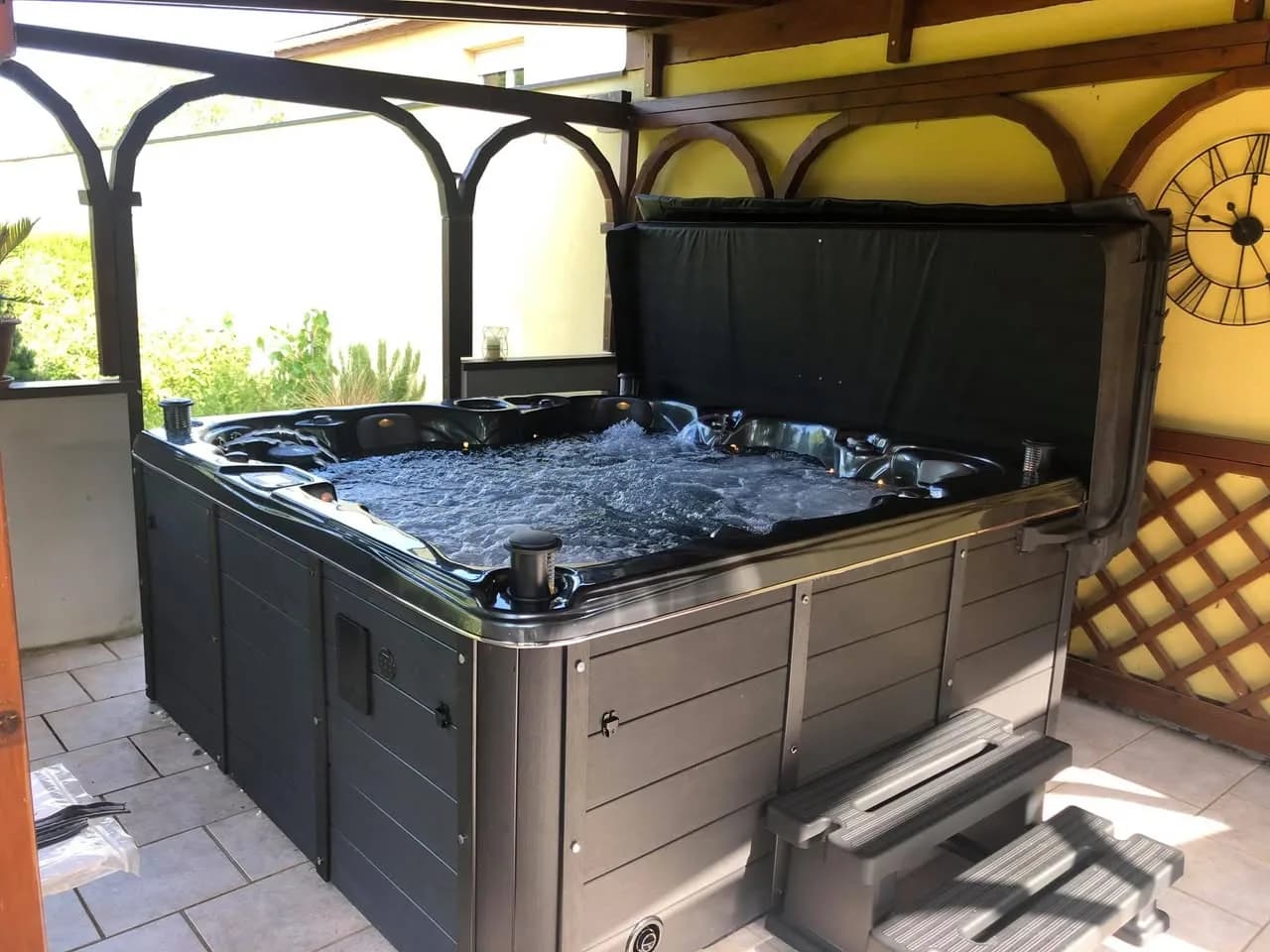 Installation d'un autre spa Cambridge Duel Full option, sous un kiosque en bois, marchepied
