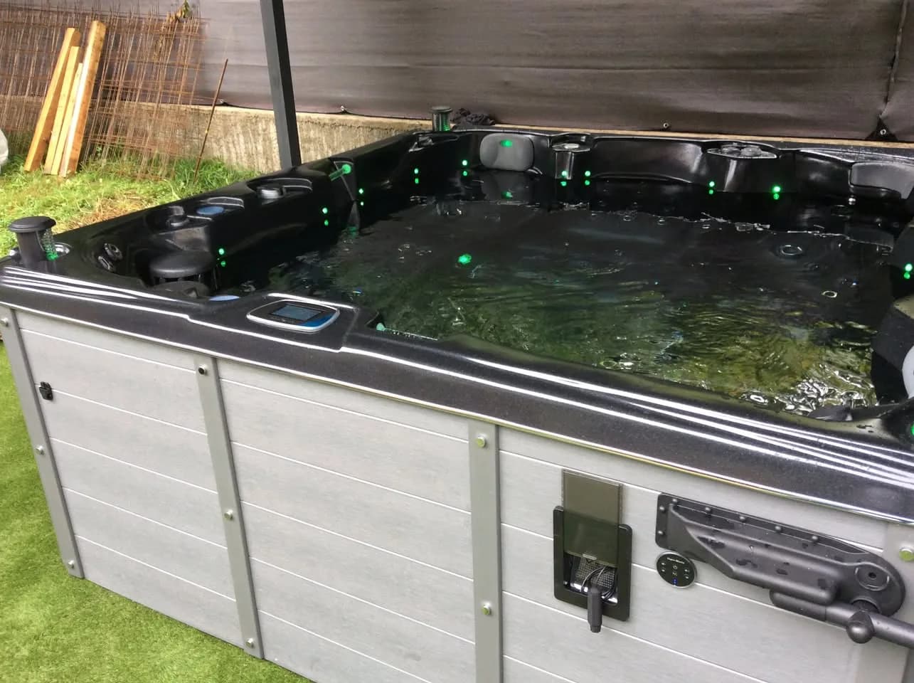 Installation d'un autre spa Cambridge Duel, autre vue du chantier