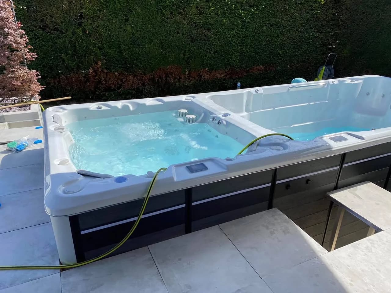 Installation d'un autre spa de nage Øslø 600, sur une terrasse carrelée, éclairage LED
