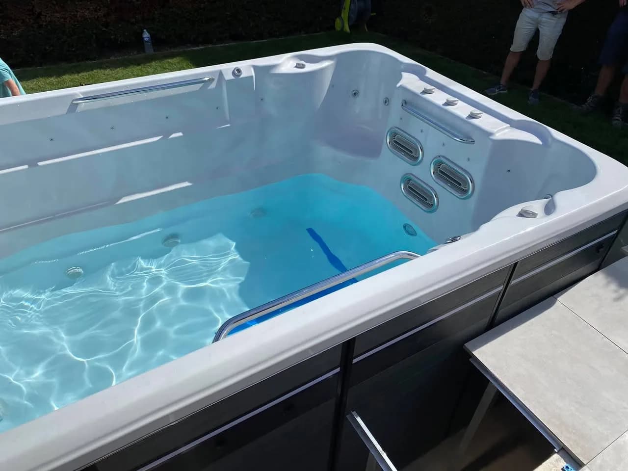 Installation d'un autre spa de nage Øslø 600, autre vue du chantier