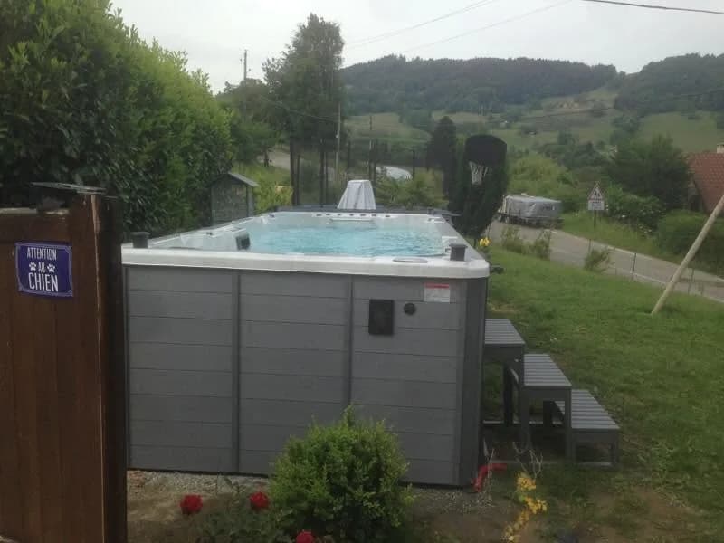 Installation d'un autre spa de nage Waterloo 501 Full option en Isère, dans le jardin avec vue sur les montagnes