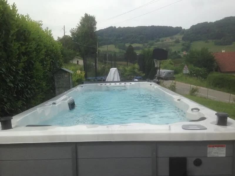 Installation d'un autre spa de nage Waterloo 501 Full option en Isère, autre vue du chantier