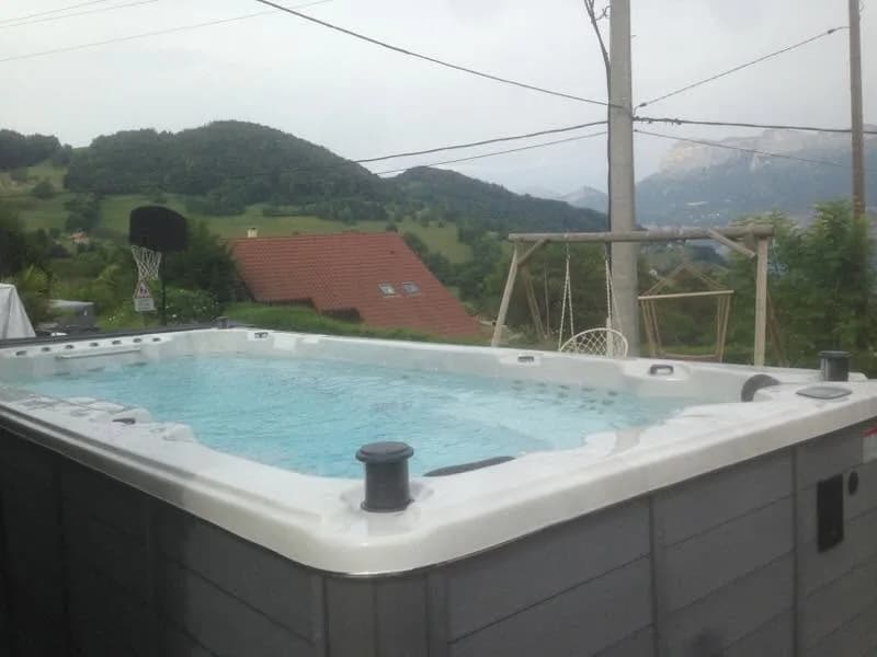 Installation d'un autre spa de nage Waterloo 501 Full option en Isère, autre vue du chantier