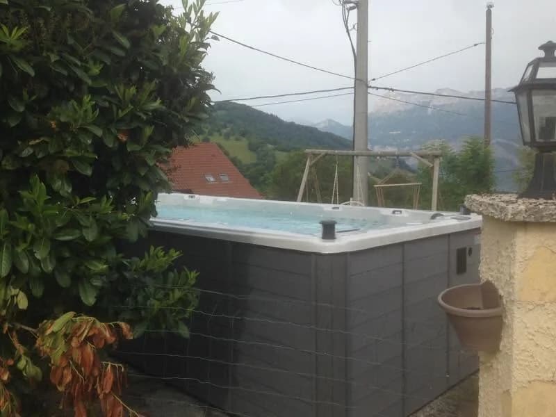 Installation d'un autre spa de nage Waterloo 501 Full option en Isère, autre vue du chantier