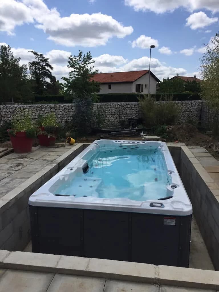 Installation d'un autre spa de nage Waterloo 501, sur une dalle dans le jardin