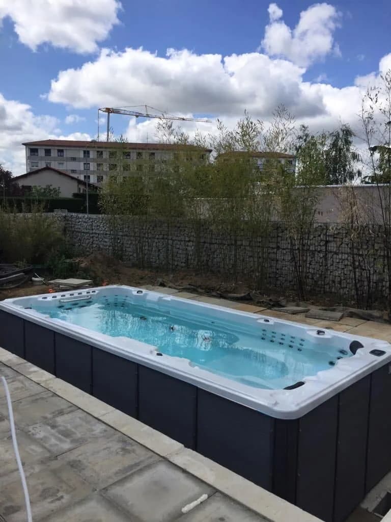 Installation d'un autre spa de nage Waterloo 501, autre vue du chantier