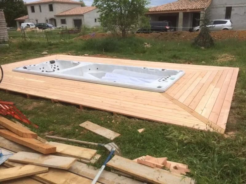 Installation d'un autre spa de nage, encastré dans une terrasse en bois