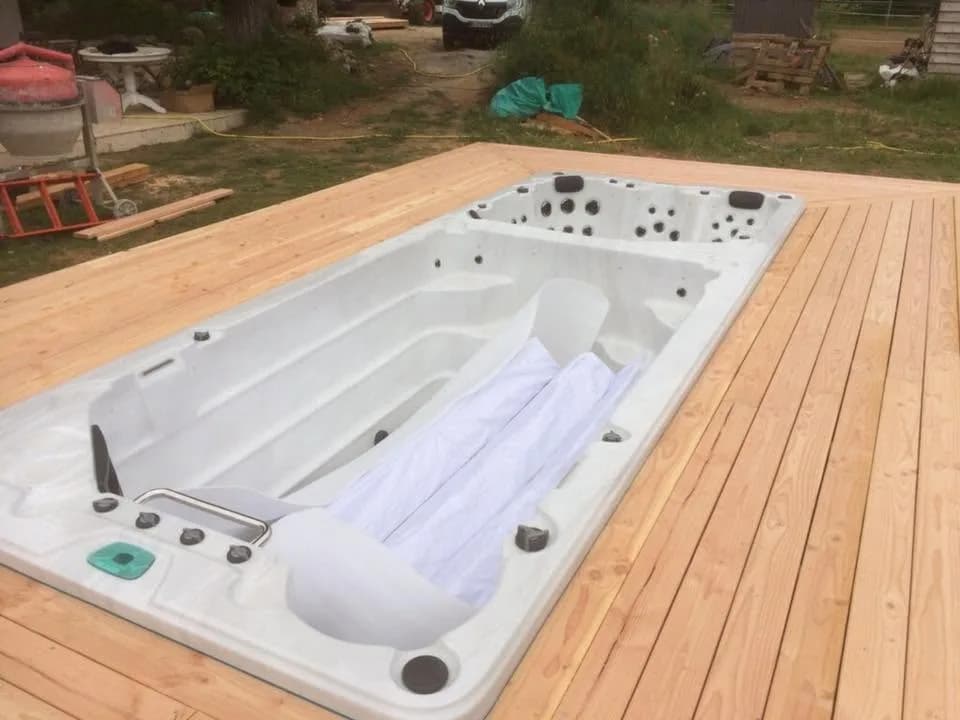 Installation d'un autre spa de nage, autre vue du chantier