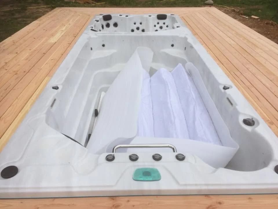 Installation d'un autre spa de nage, autre vue du chantier