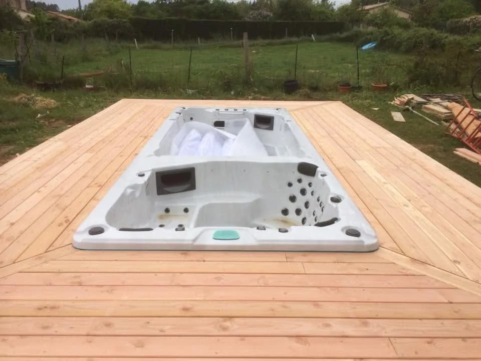 Installation d'un autre spa de nage, autre vue du chantier