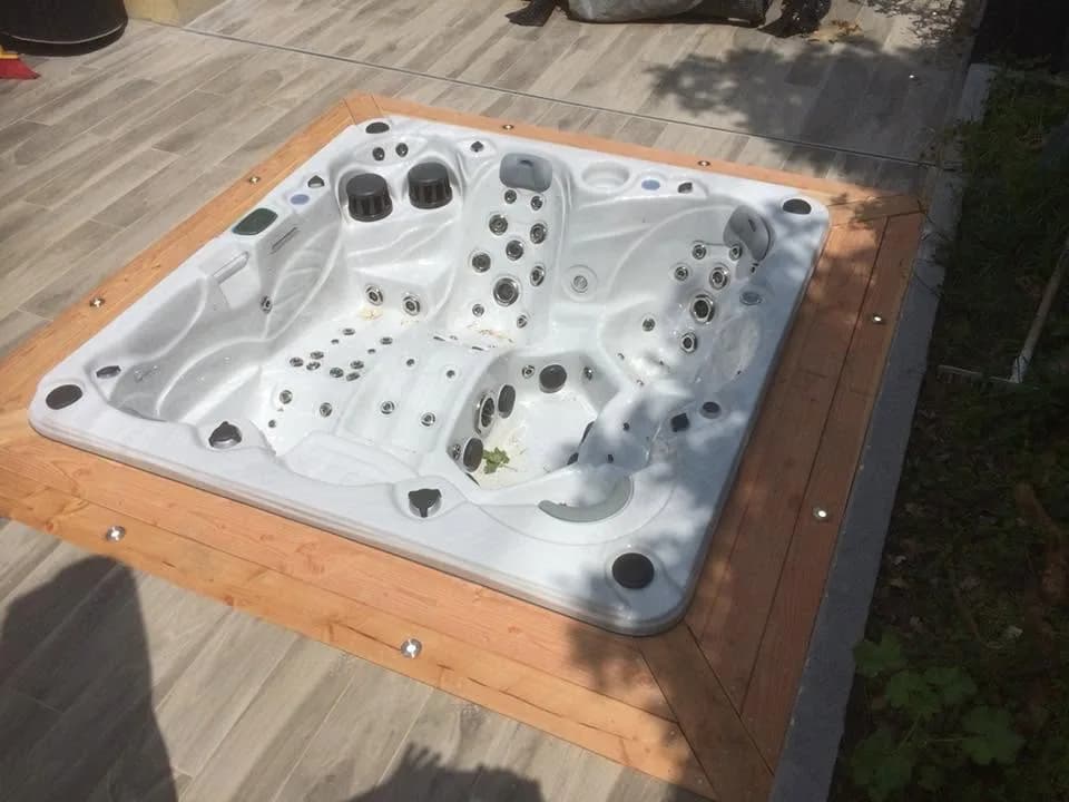 Installation d'un autre spa de nage, autre vue du chantier