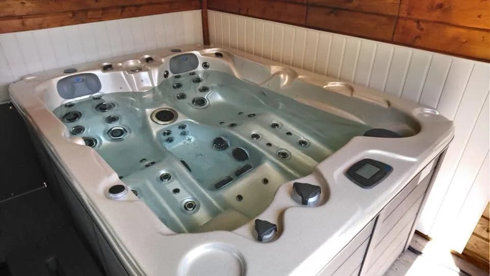 Installation d'un autre spa Montana en Seine-et-Marne, dans un abri en bois