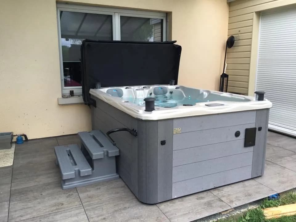 Installation d'un autre spa Montana Full option dans le Haut-Rhin, sur une terrasse carrelée, marchepied