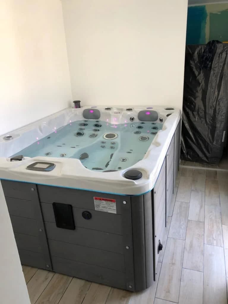 Installation d'un autre spa Montana Full option, en intérieur dans une pièce aux murs blancs