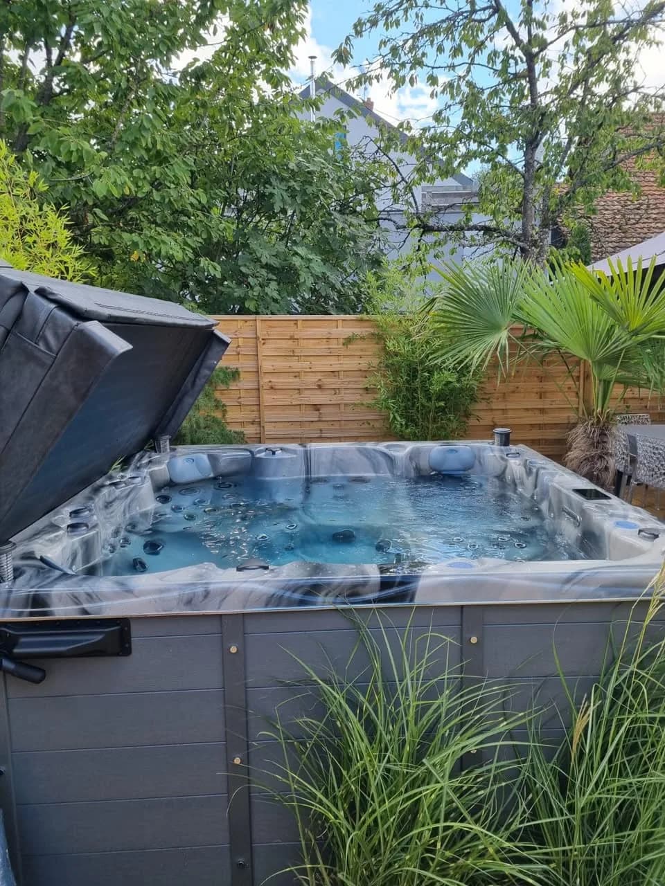 Installation d'un autre spa Montréal Full option, autre vue du chantier