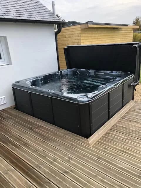 Installation d'un autre spa Montréal, semi-encastré dans une terrasse en bois