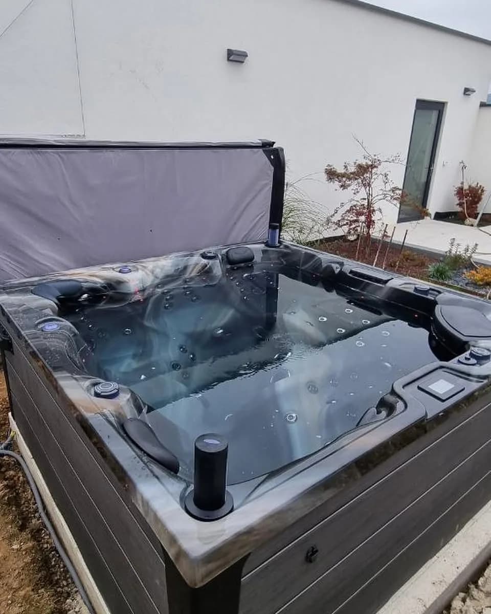 Installation d'un autre spa Onyx Full option, contre la maison, couverture relevée
