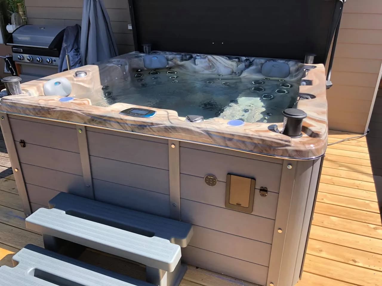 Installation d'un autre spa Ottawa Full option, sur une terrasse surélevée en bois, marchepied