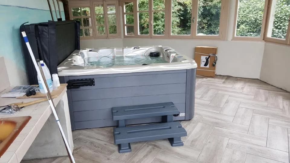 Installation d'un autre spa Ottawa, dans une véranda, sur parquet