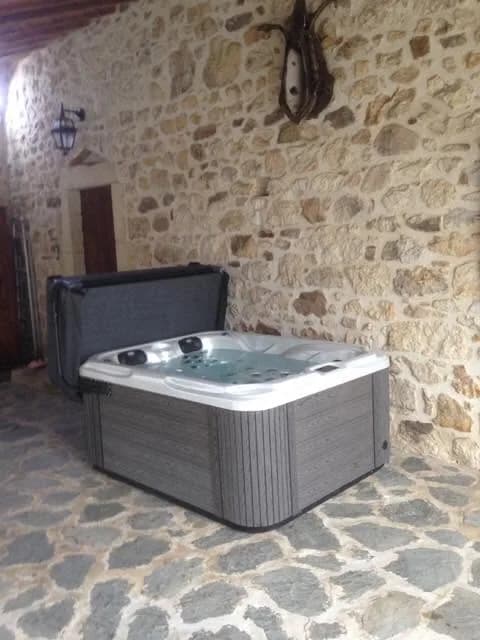 Installation d'un autre spa Puerla en Ardèche, sur un dallage en pierre, marchepied