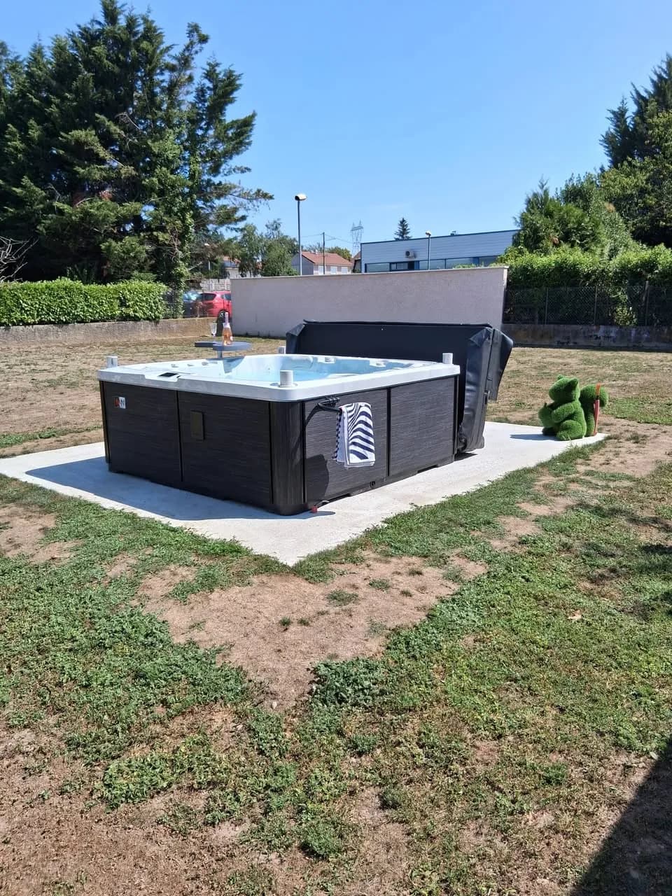Installation d'un autre spa Sølveijg Full option, sur une dalle béton dans le jardin, lève-couverture