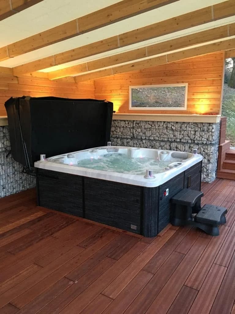 Installation d'un autre spa Søvik Full option, sous un abri en bois éclairé, marchepied