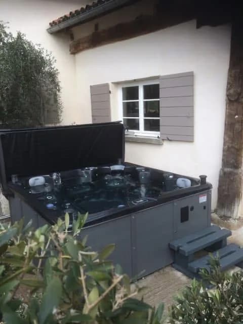 Installation d'un autre spa Sydney, dans un jardin contre la maison