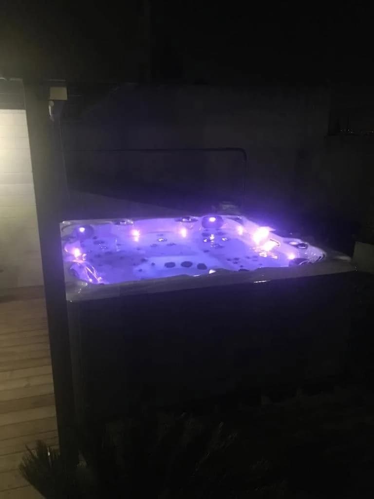 Installation d'un autre spa Vancouver dans la Loire, de nuit, éclairage LED