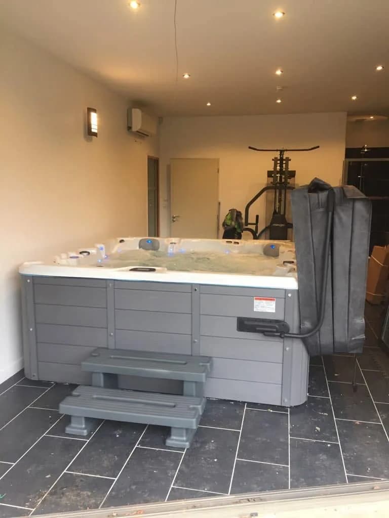 Installation d'un autre spa Vancouver dans le Rhône, en intérieur dans une salle de sport