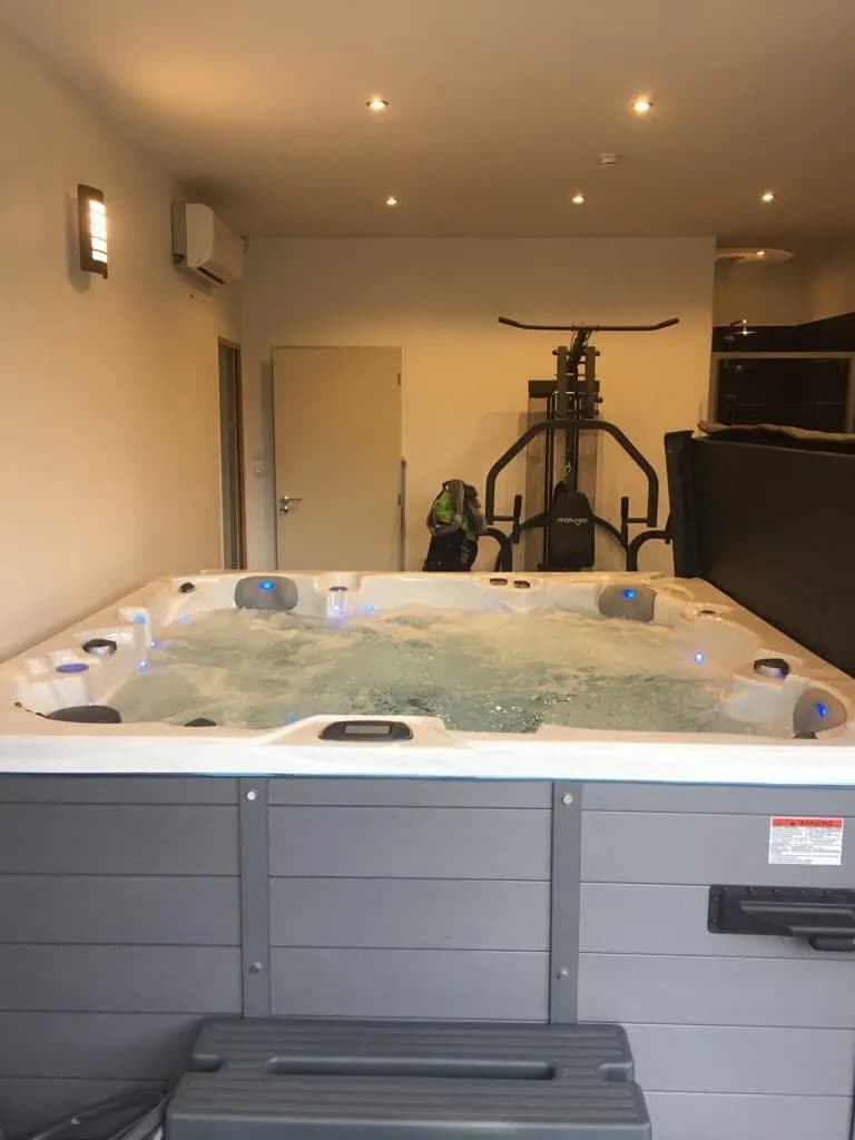 Installation d'un autre spa Vancouver dans le Rhône, autre vue du chantier