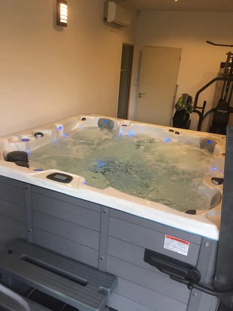 Installation d'un autre spa Vancouver dans le Rhône, autre vue du chantier