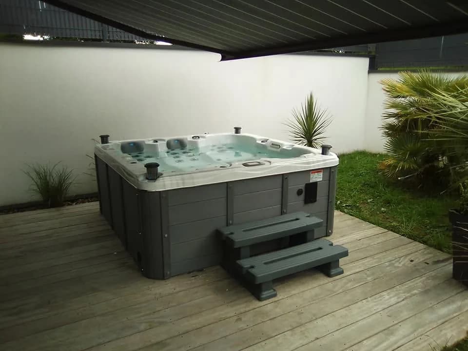 Installation d'un autre spa Vancouver dans le Territoire de Belfort, sur une terrasse en bois, avec marchepied
