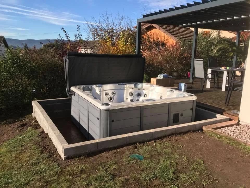Installation d'un autre spa Vancouver dans les Vosges, dans un cadre en bois, vue sur les montagnes