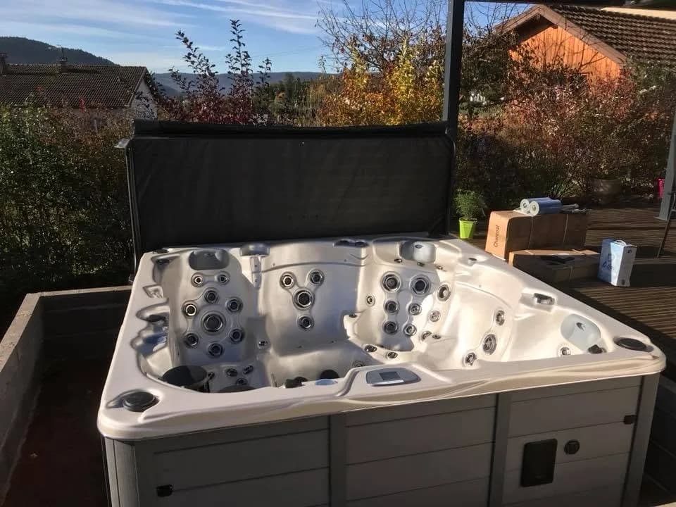 Installation d'un autre spa Vancouver dans les Vosges, autre vue du chantier
